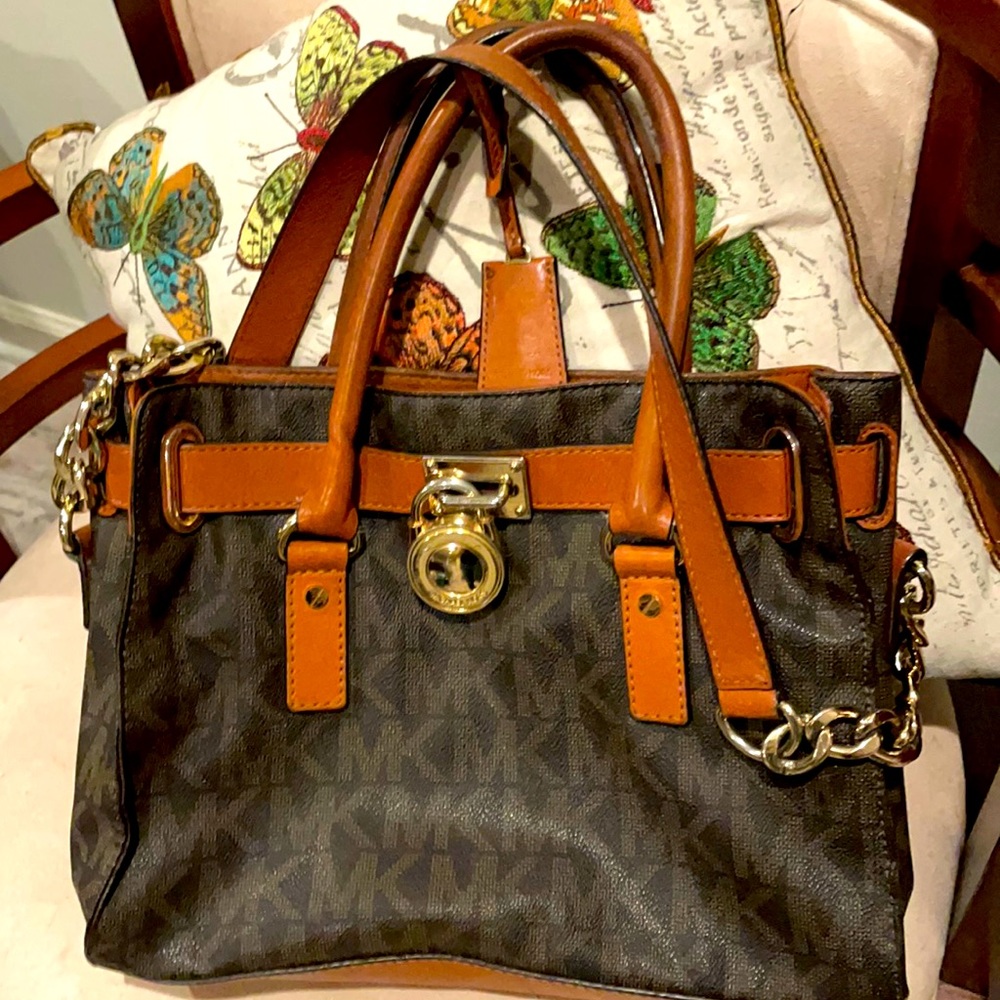 Have this also in white wallets as well